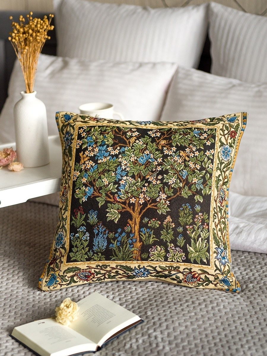 Подушки из гобелена в интерьере
