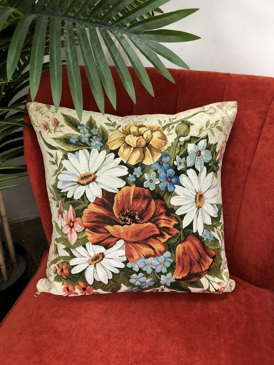 Декоративные подушки из гобелена в интерьере