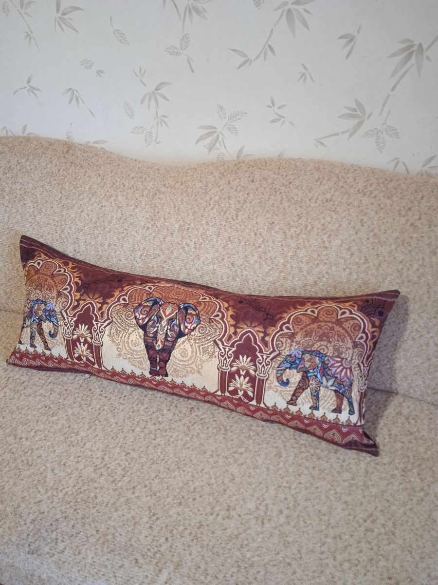 Диванные подушки из гобелена