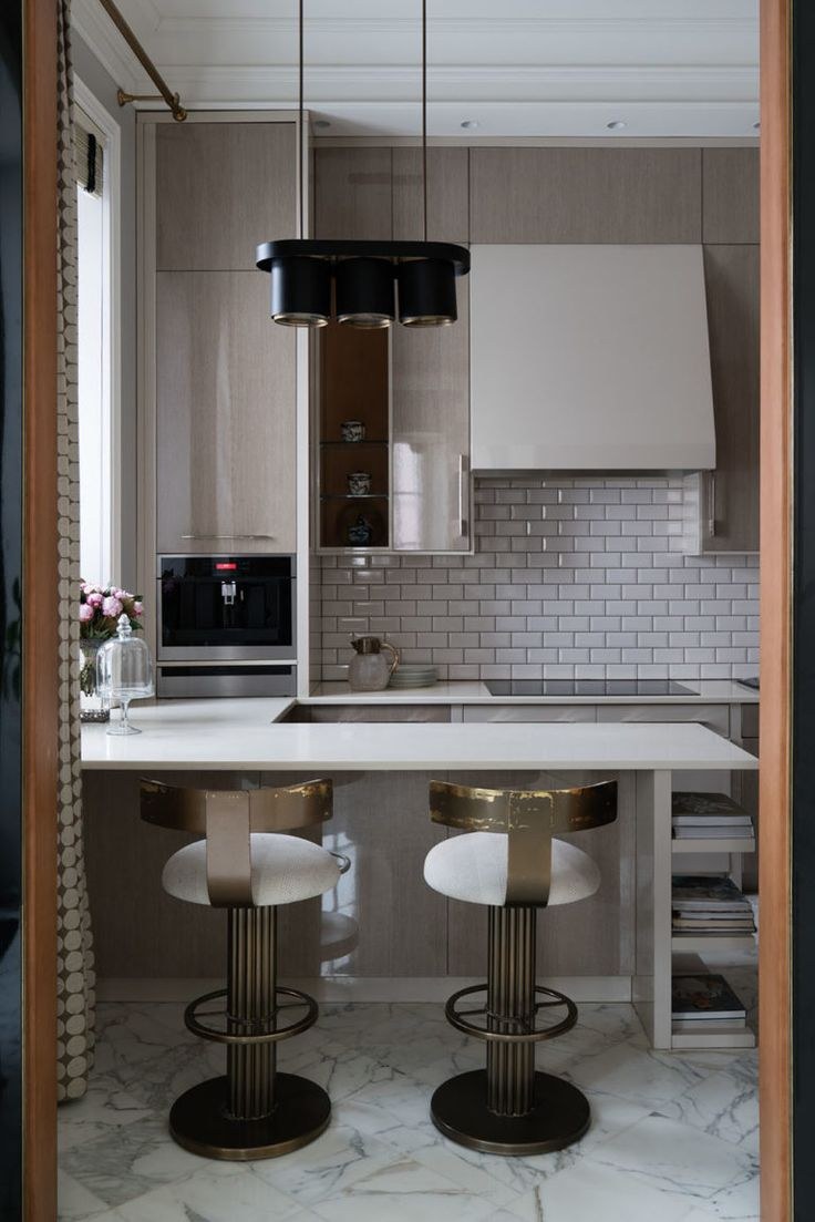 Малогабаритная кухня с барной стойкой