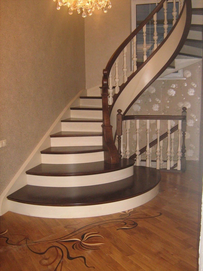 Полувинтовая лестница на второй этаж в частном