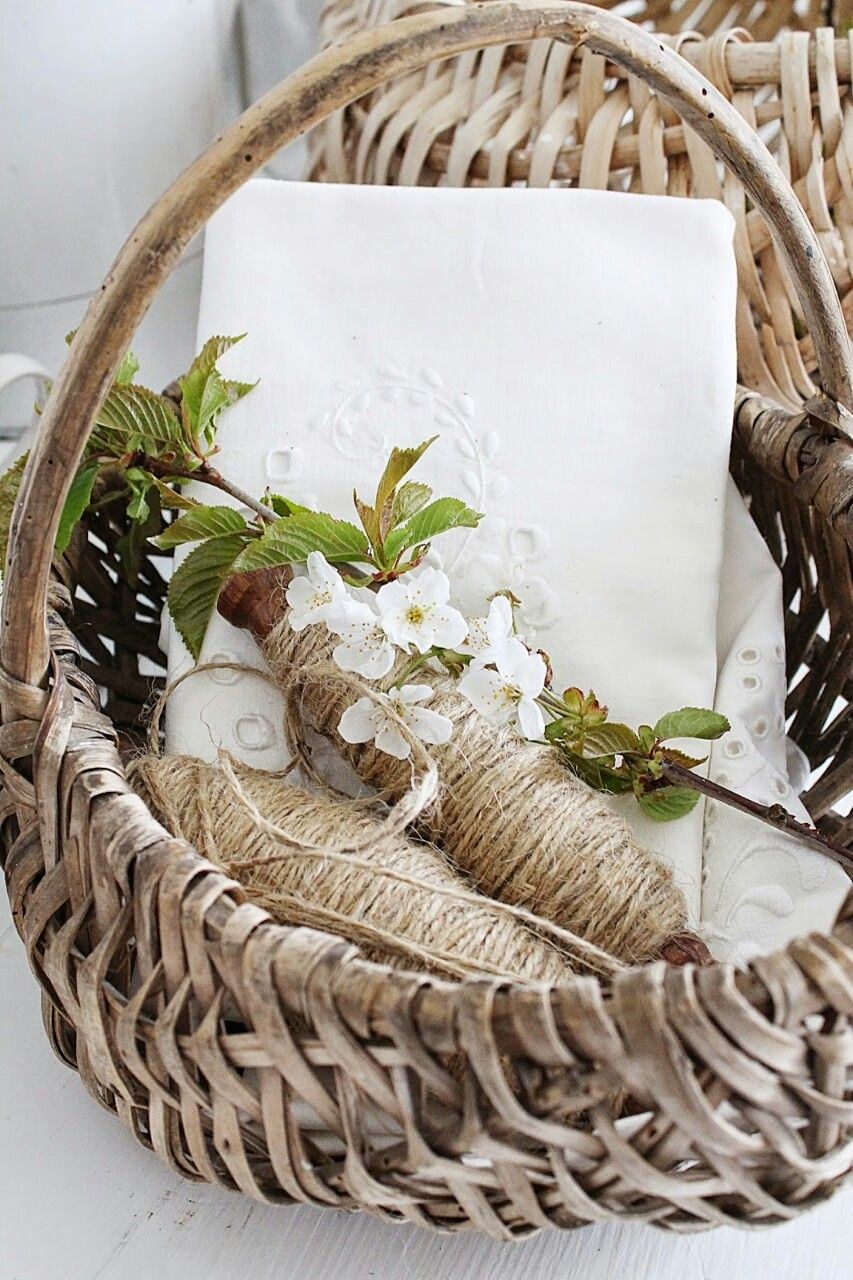 Декор с плетеной корзиной