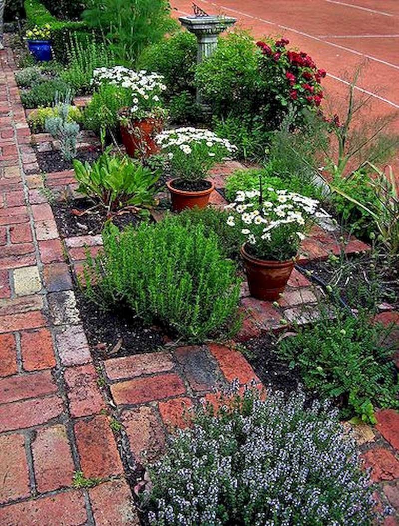 Клумба из кирпича