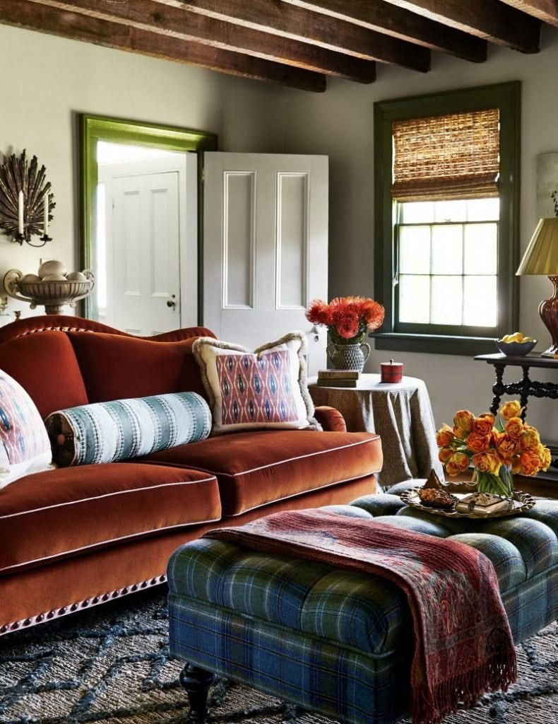 Терракотовый диван в гостиной в стиле Кантри
