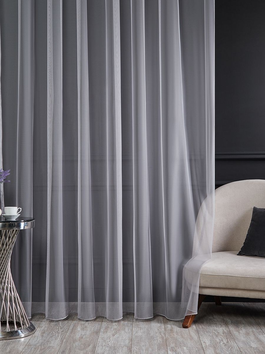 Серая тюль в интерьере спальни