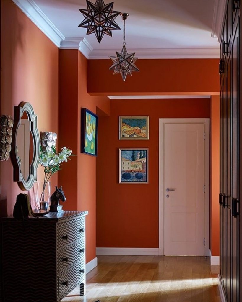 Оранжевые стены в коридоре