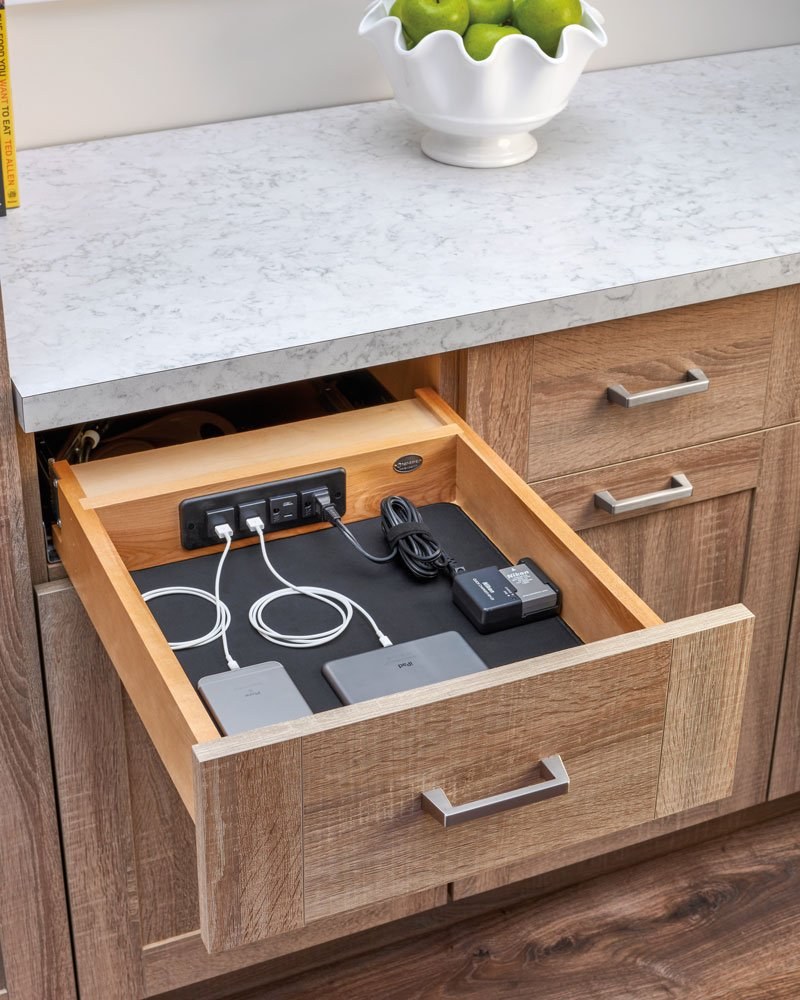 Розетка в выдвижном ящике под раковиной