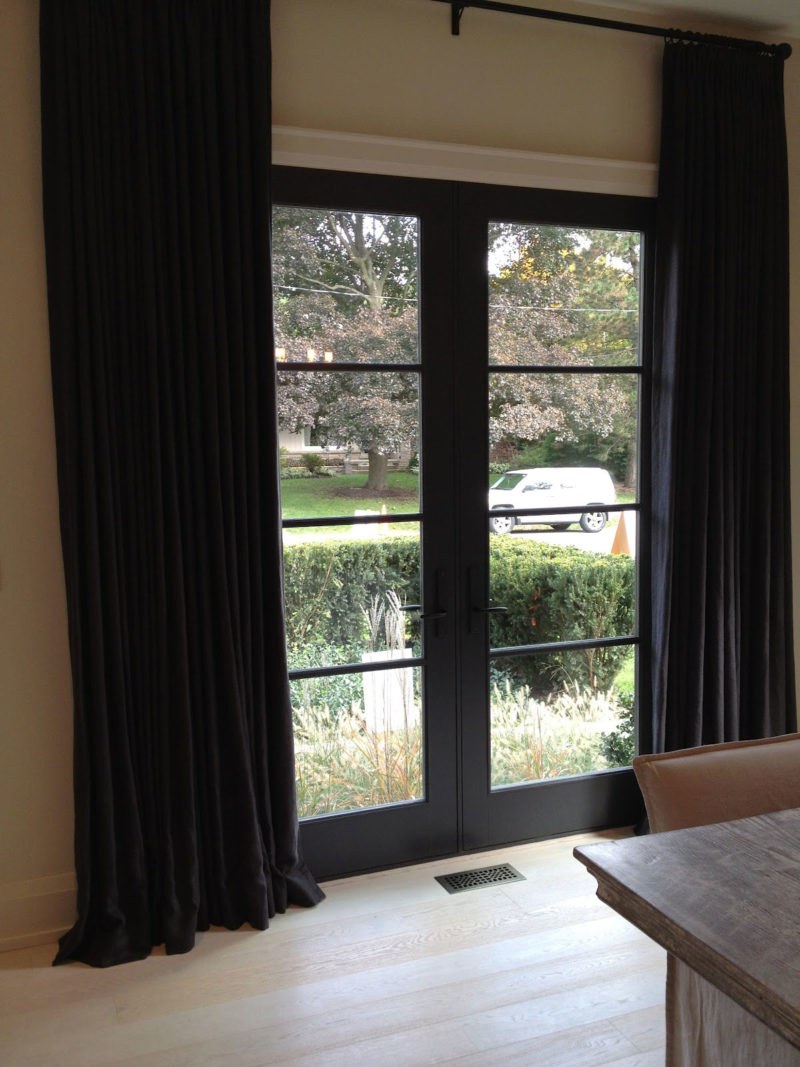 Черные окна