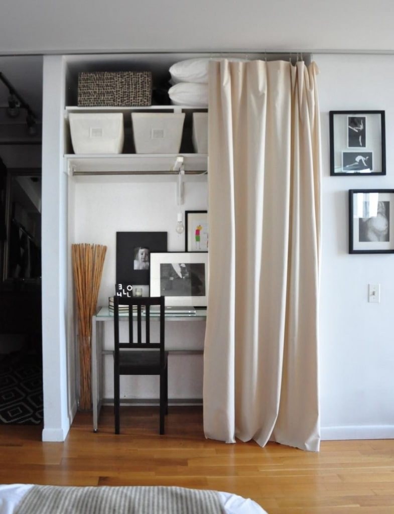 Шкаф с занавесками вместо дверей