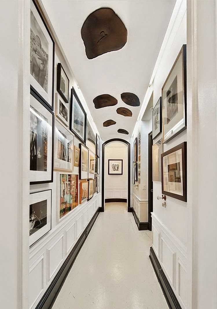 Постеры в интерьере коридора