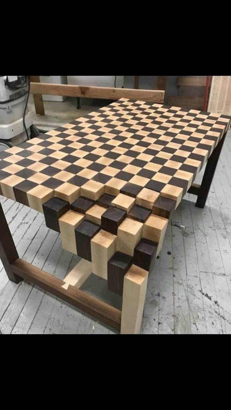 Стол из брусков дерева