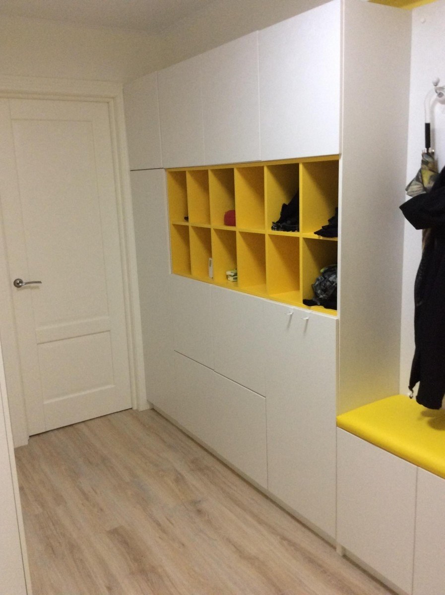 Желтый шкаф в прихожую