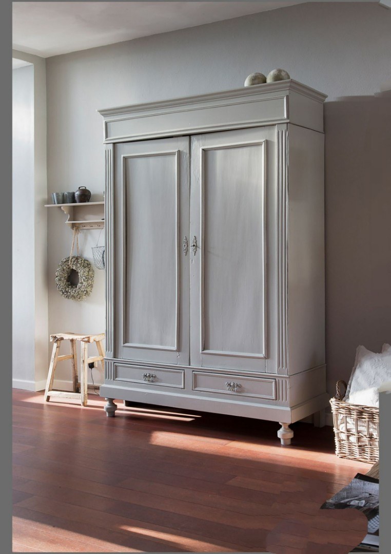 Белый шкаф старый