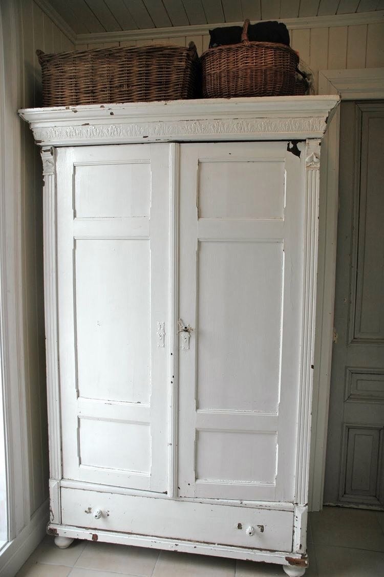 Старый шкаф