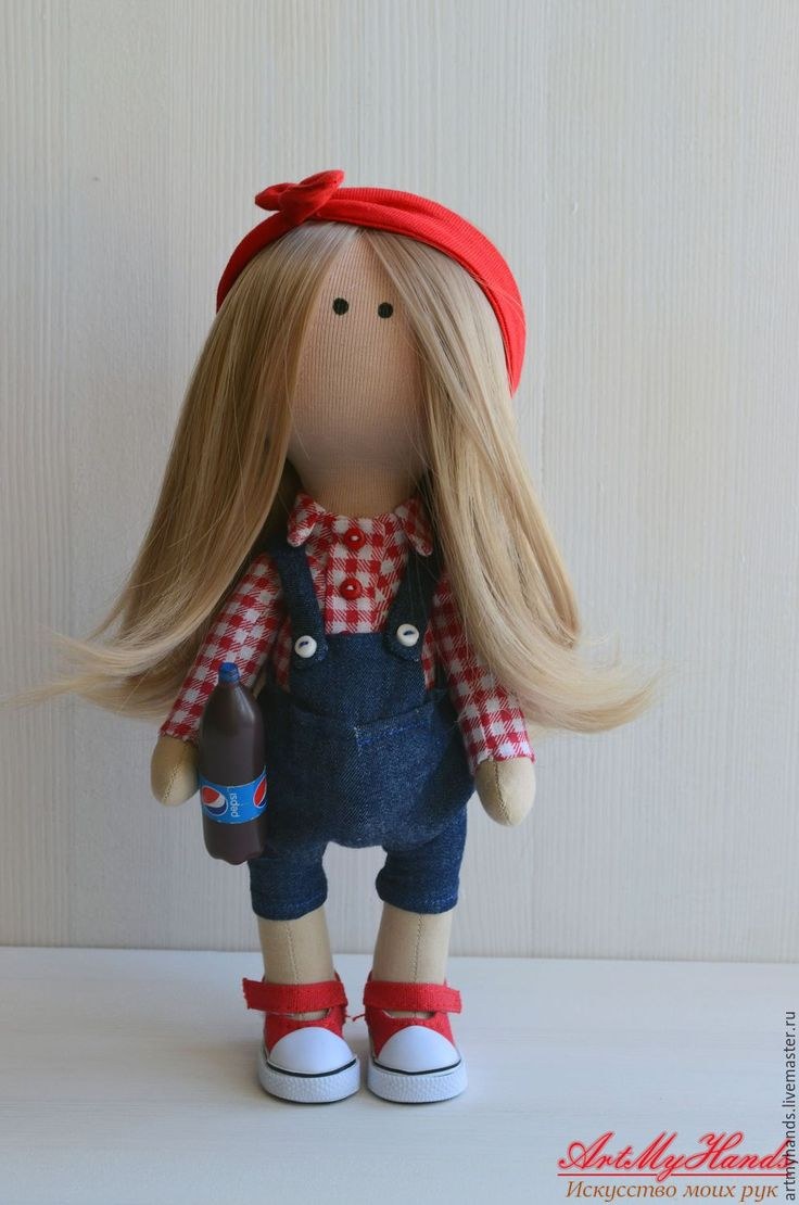 Текстильная кукла в джинсовом комбинезоне фото