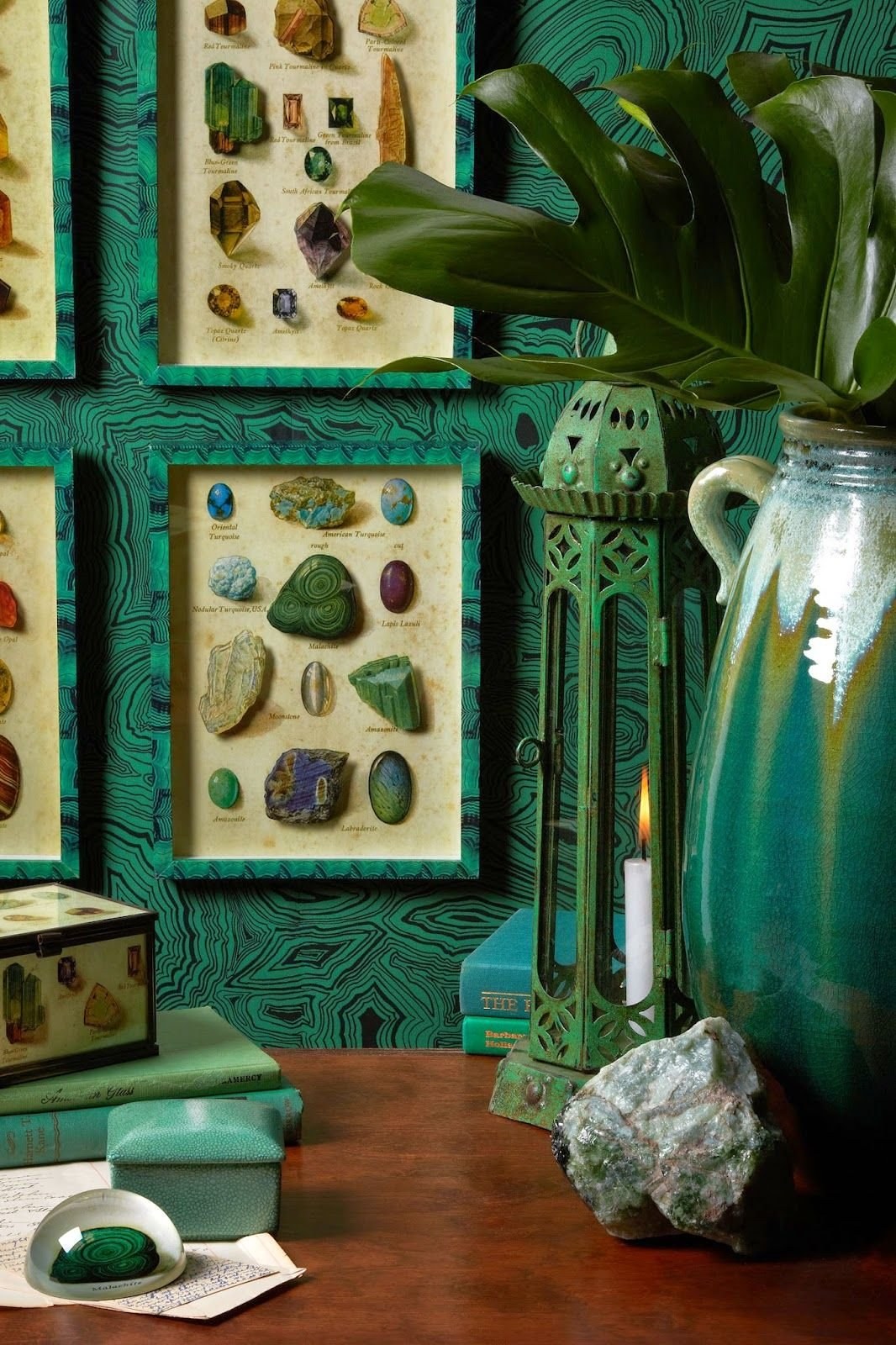 Изумрудные стены в спальне. Малахитовый интерьер. Изумрудный в интерьере. Плитка малахит изумруд. Малахитовый интерьер.