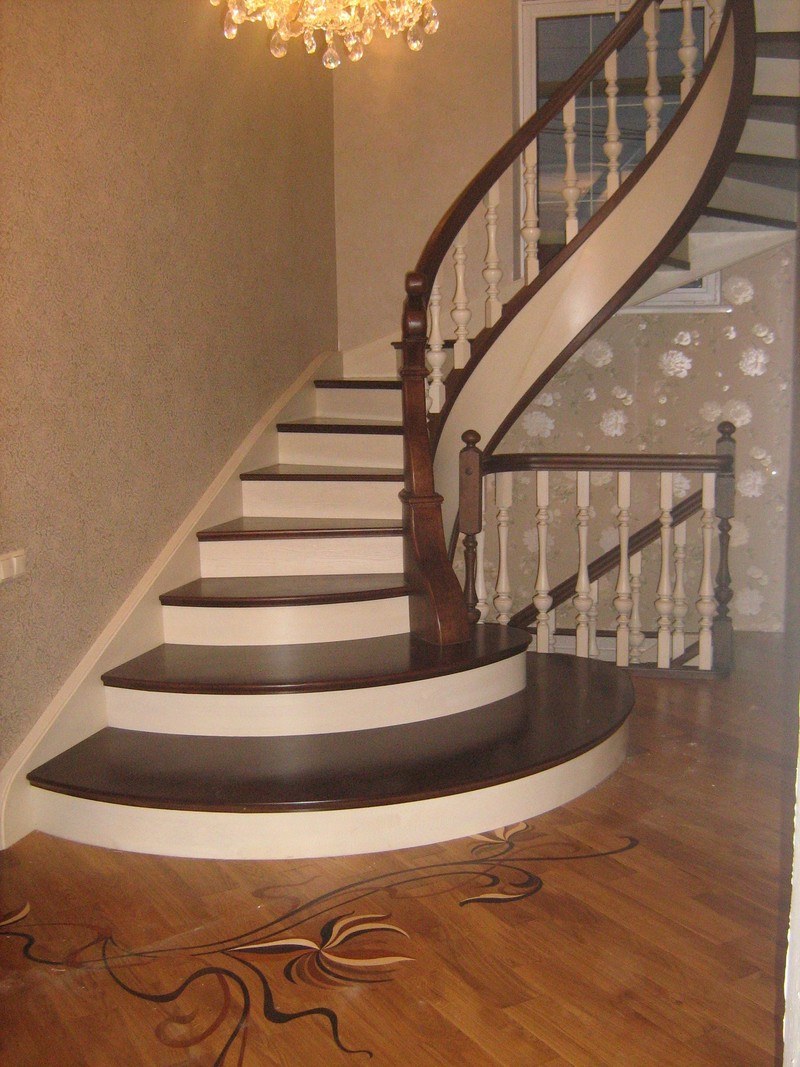 Полувинтовая лестница на второй этаж в частном