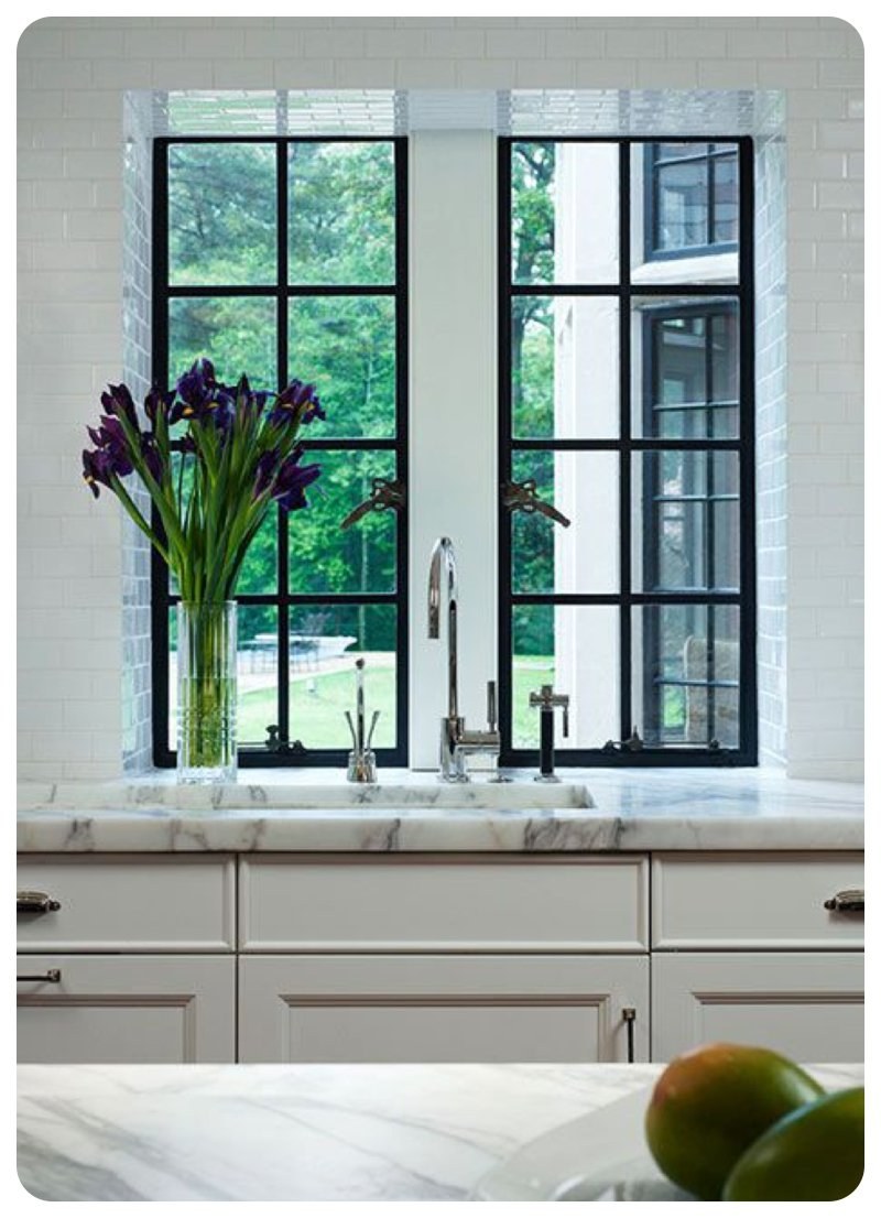 Черные пластиковые окна в интерьере