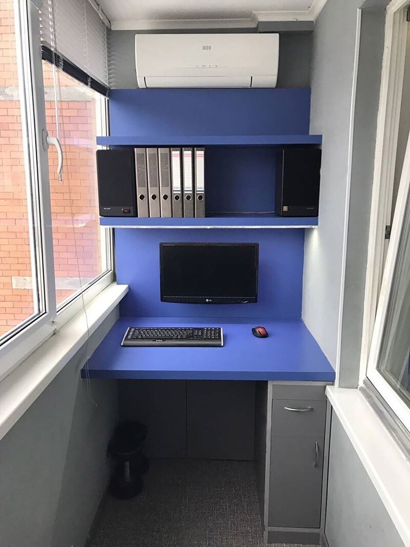 Письменный стол на лоджии