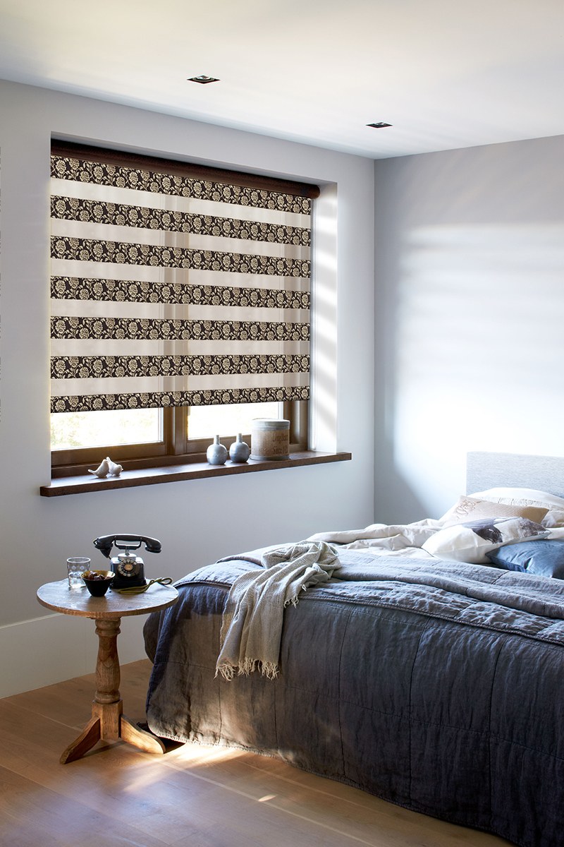 Рулонные шторы в спальне