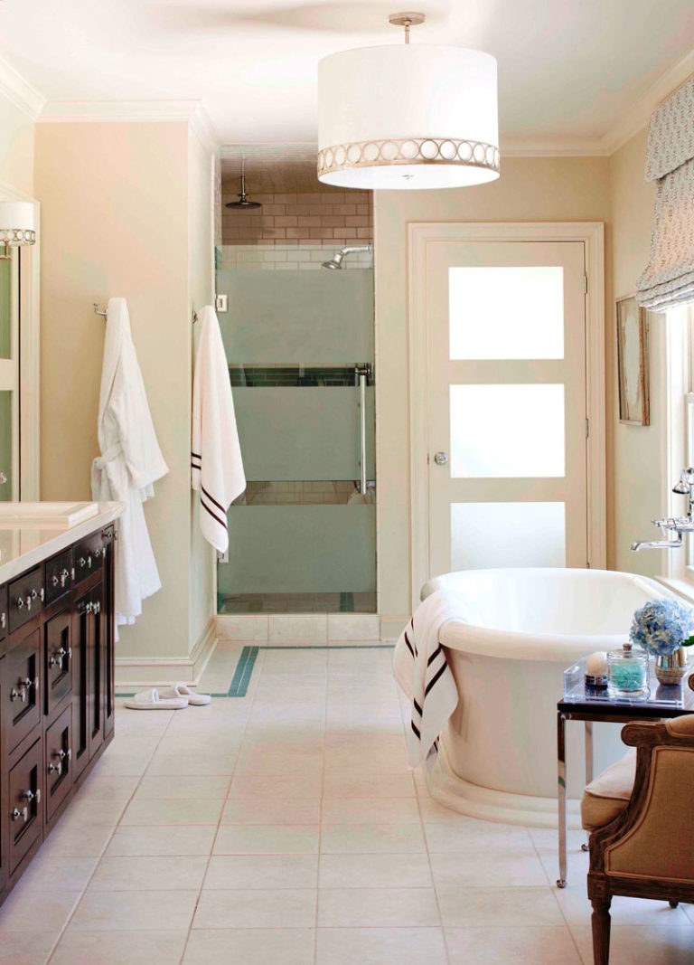 Дверь в ванную комнату