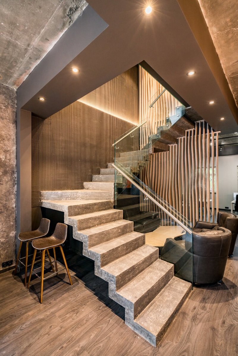 Современная лестница в доме