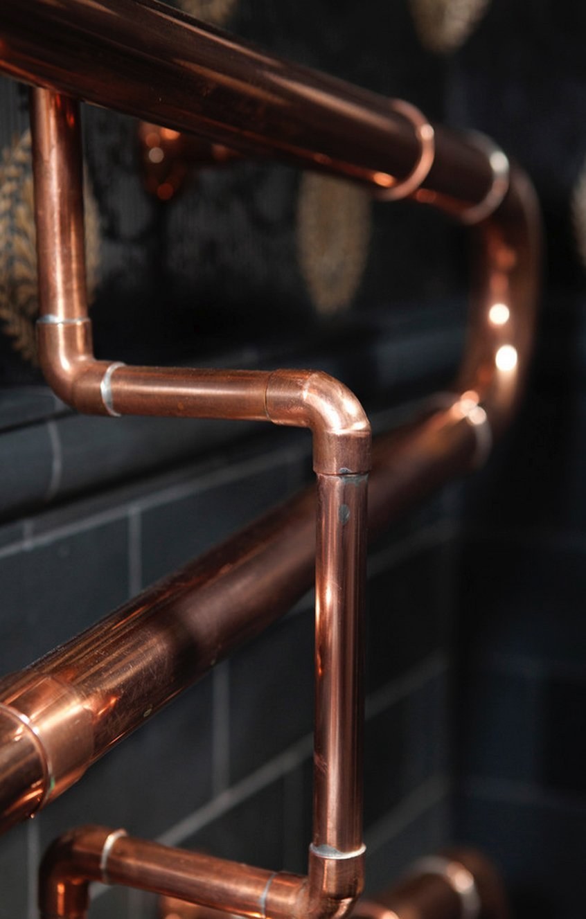 Металлические трубы в интерьере