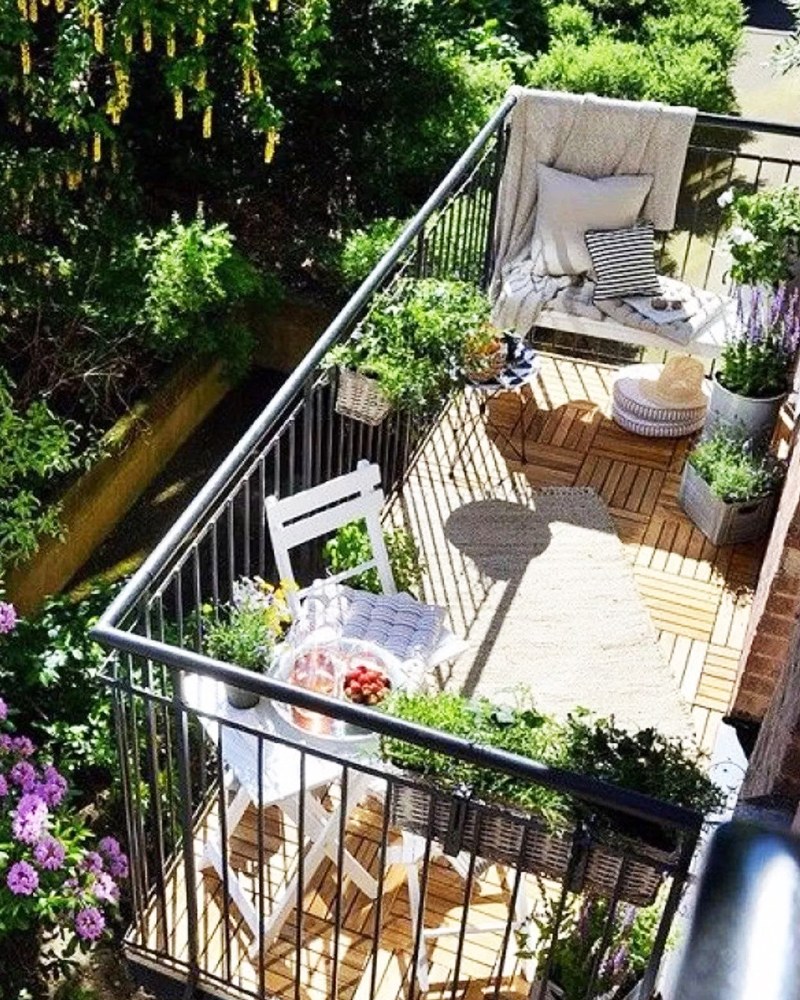 Маленький открытый балкон