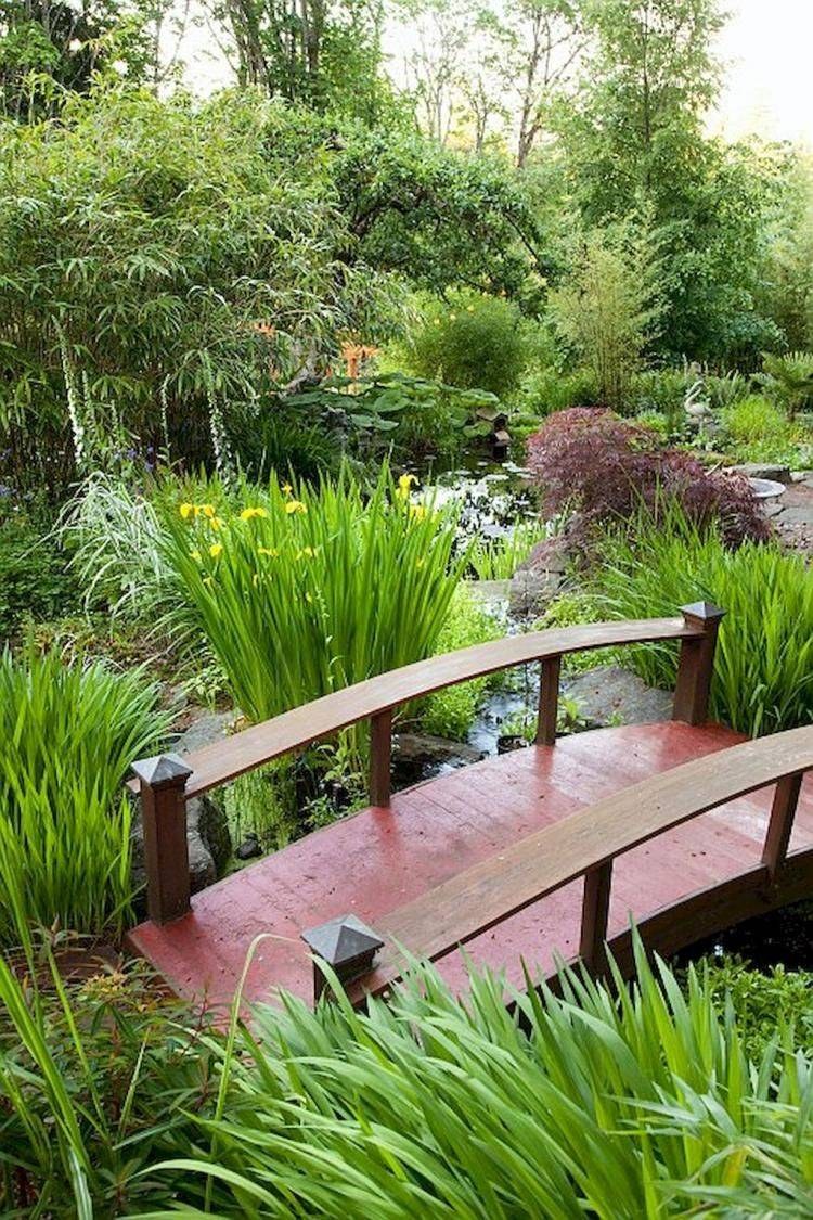 Мостик через прудик в саду