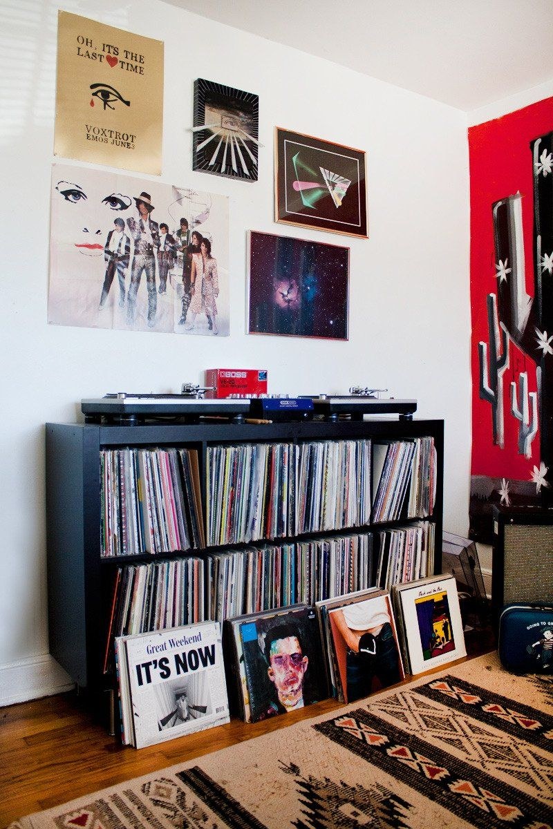 Виниловые пластинки в интерьере на стене