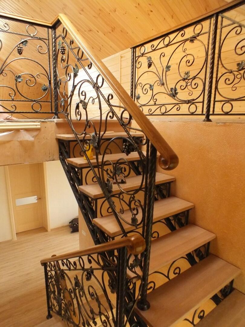 Лестница с кованными перилами