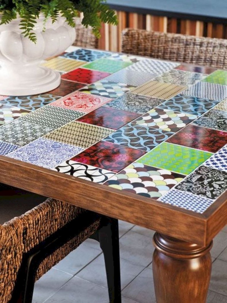 Стол с мозаикой из плитки