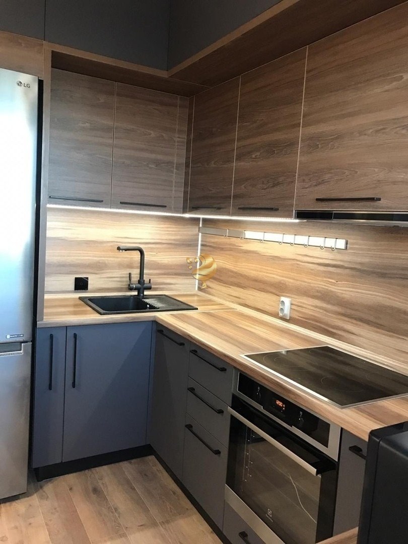 Кухня цвет графит с деревом