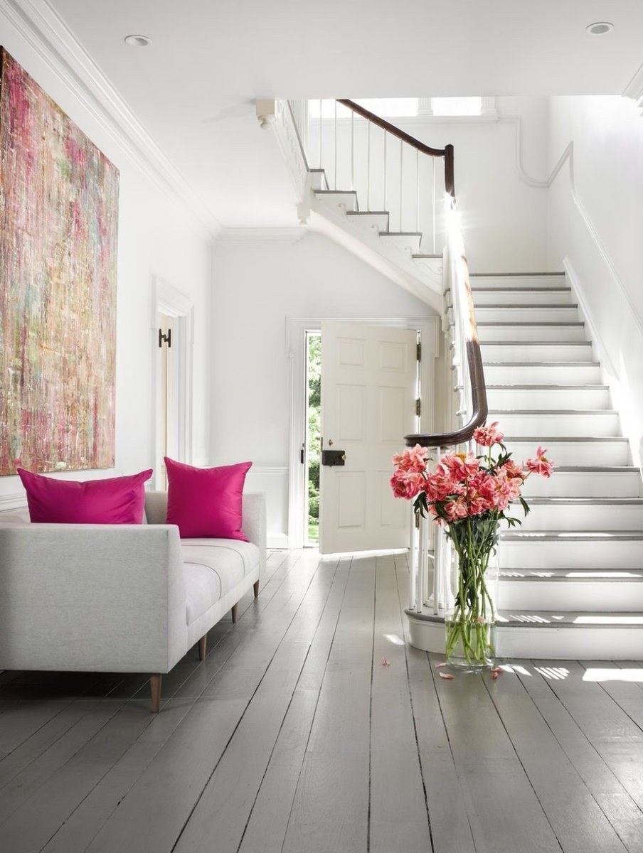 Светлая лестница в интерьере