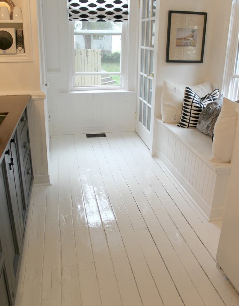 Белый деревянный крашеный пол