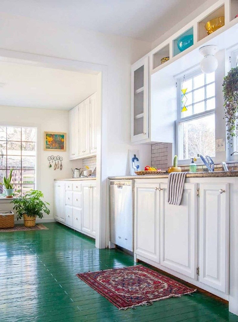 Кухня с деревянным полом