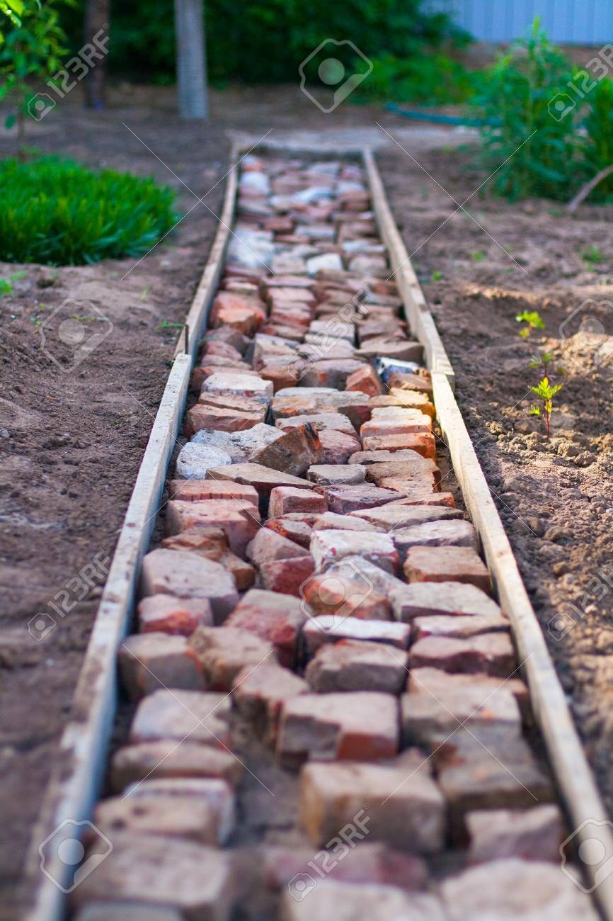 Тропинка из кирпича