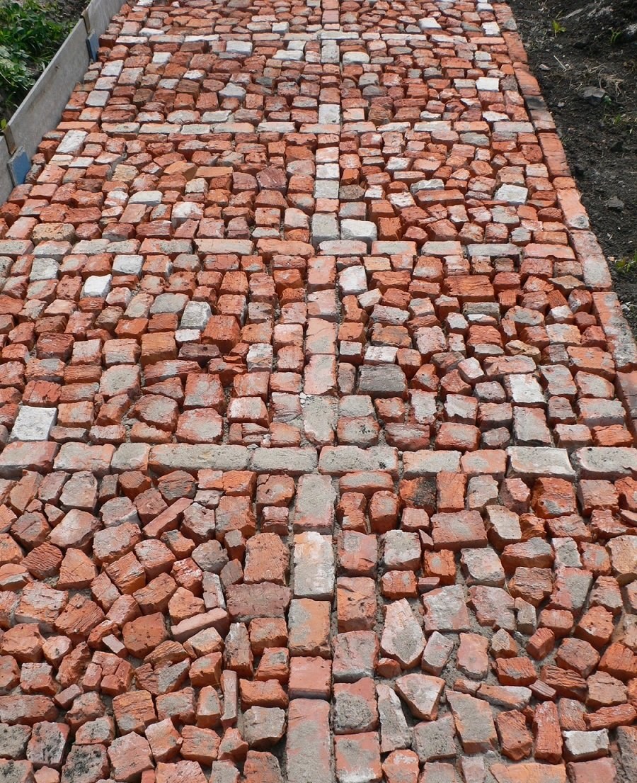 Дорожки из битого кирпича