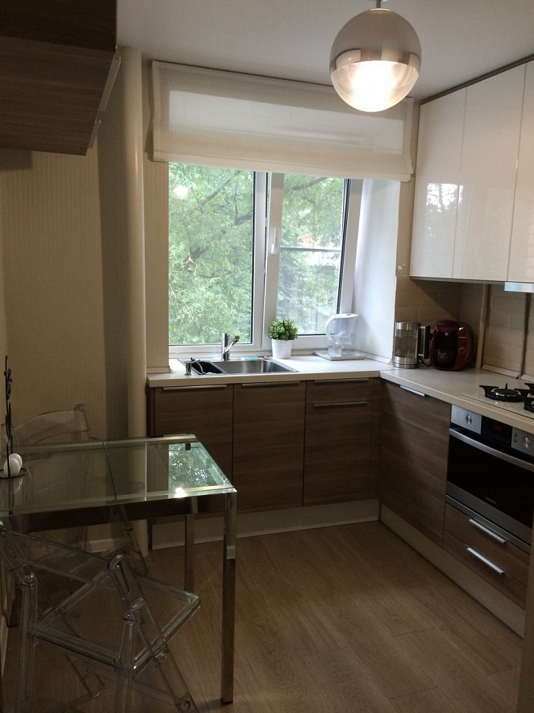 Планировка кухни с окном