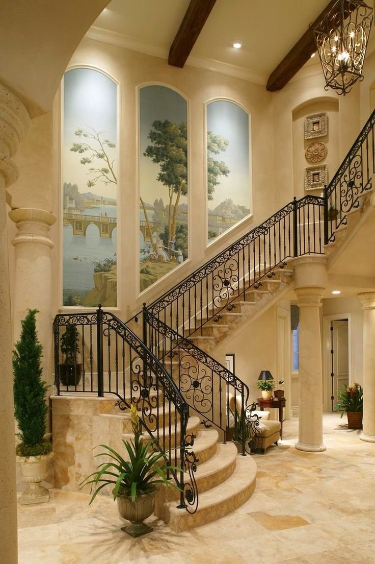 Фреска на лестничном пролете в частном доме