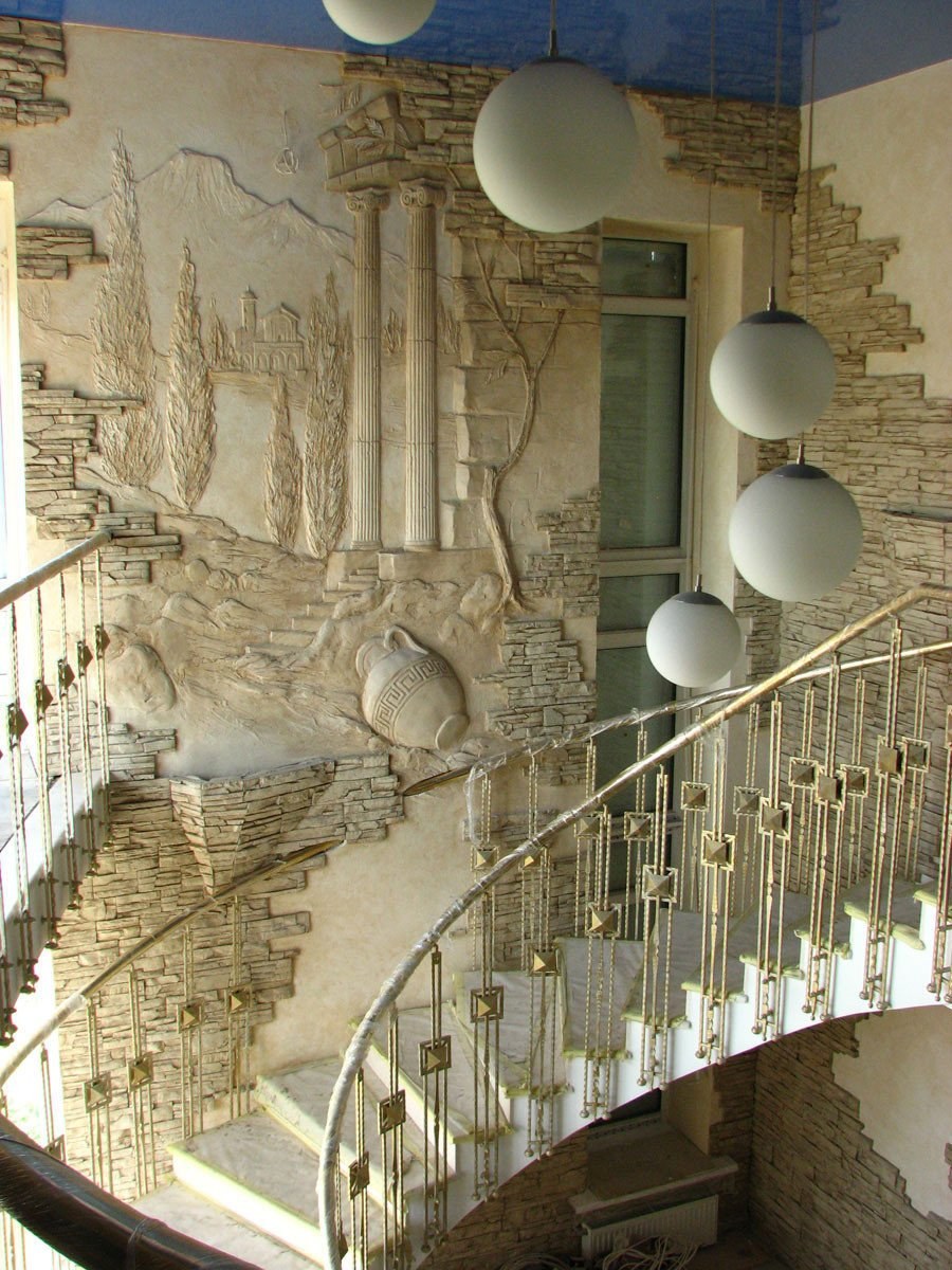 Декоративная штукатурка на лестнице