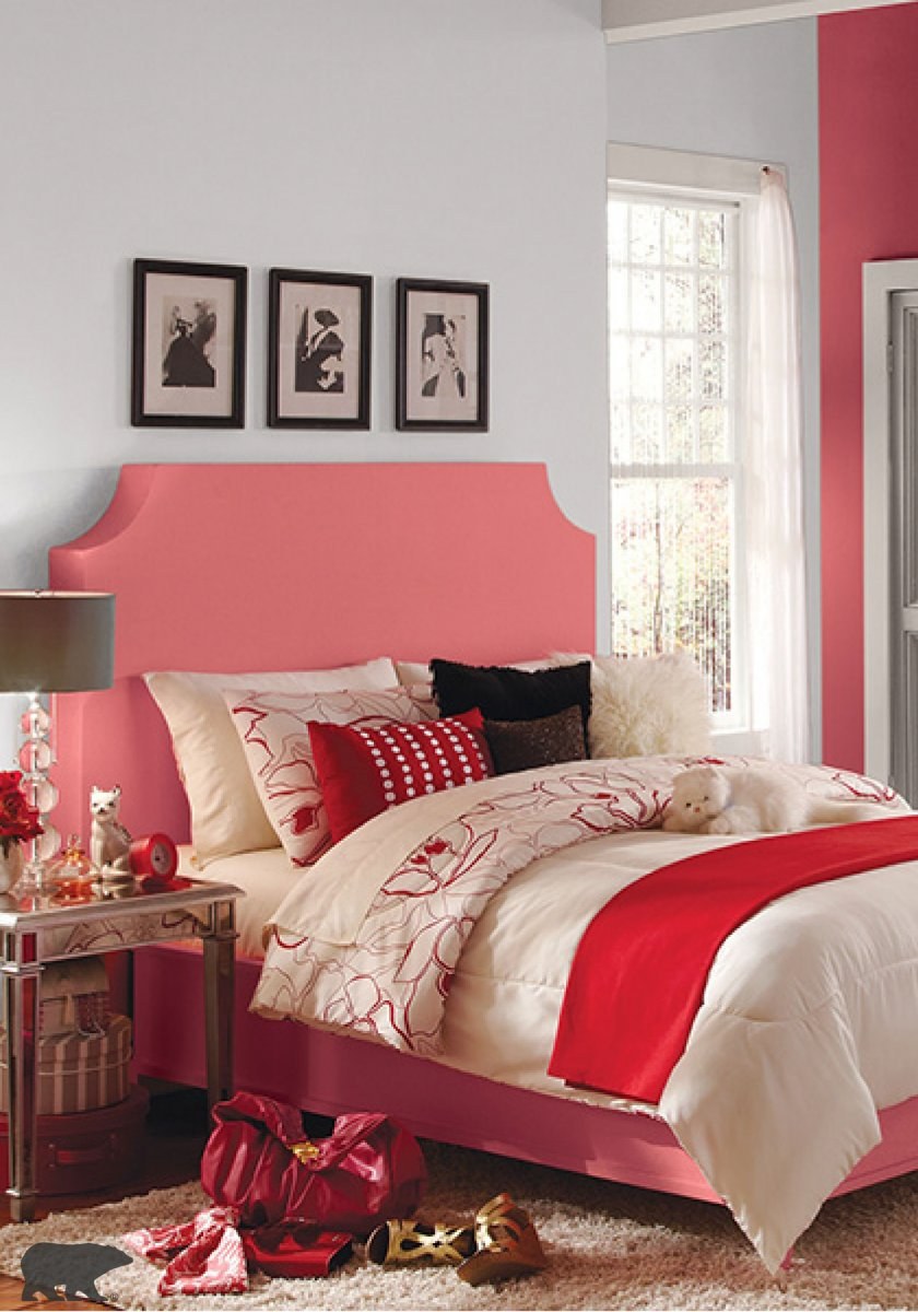 Спальня в коралловых тонах