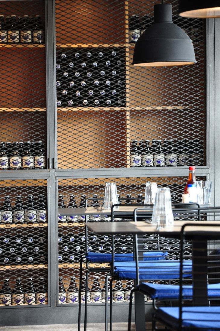 Металлическая сетка в интерьере кафе