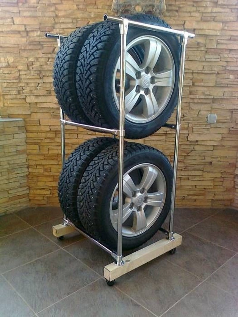 Стойка для колес в гараже