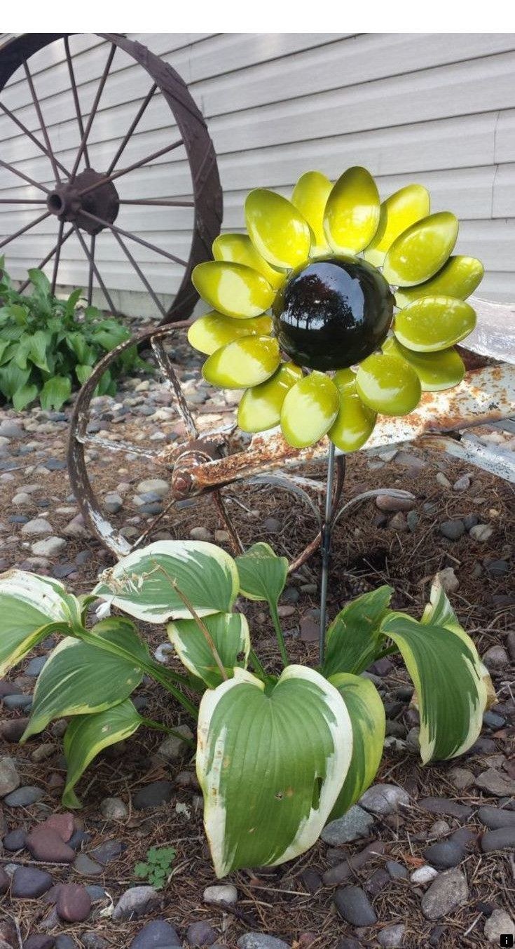 Украшения для сада из бутылок