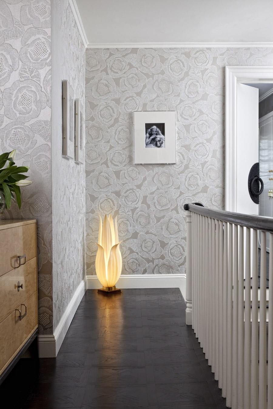Панели из обоев в коридоре