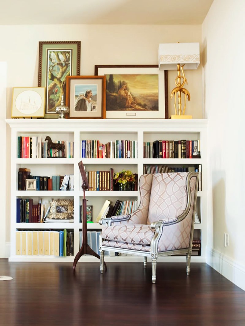 Гостиная с книжными полками