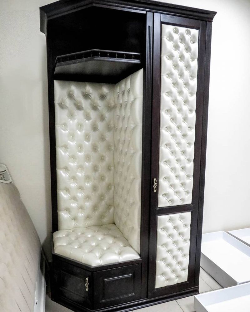 Угловая прихожая с каретной стяжкой