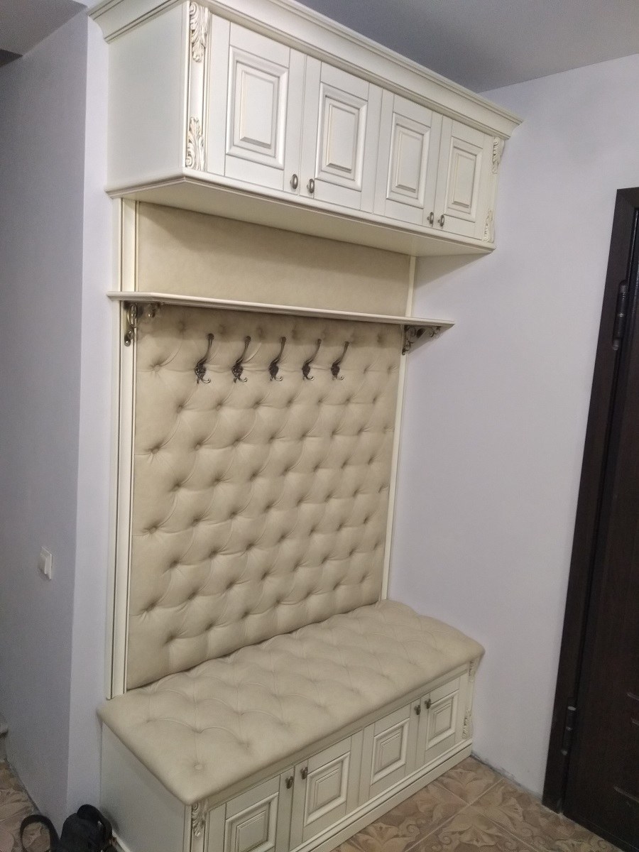 Прихожая с мягкой обивкой