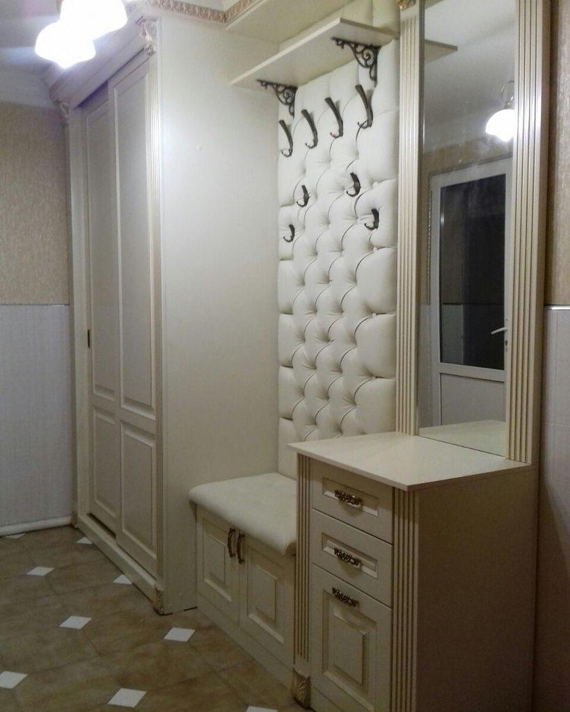 Прихожая с каретной стяжкой и зеркалом